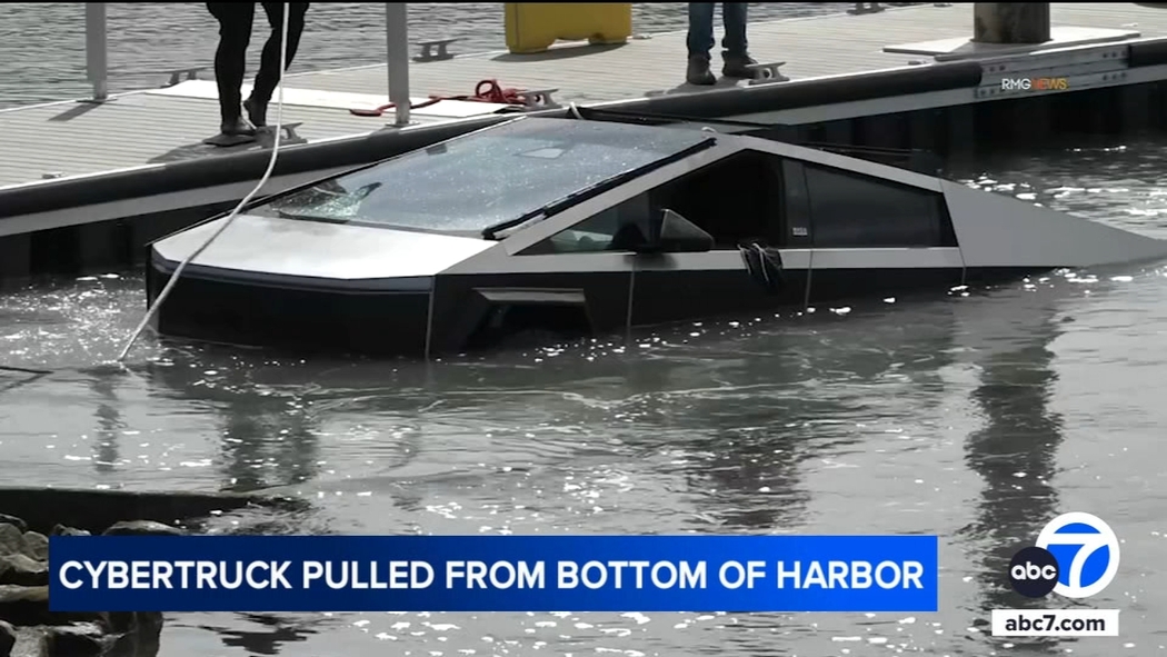 Un hombre de Texas quiso probar su Cybertruck en el agua y no le fue bien | Noticias Telemundo