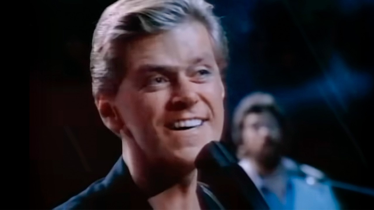 Chicago – Hard To Say I’m Sorry (Official Music Video)