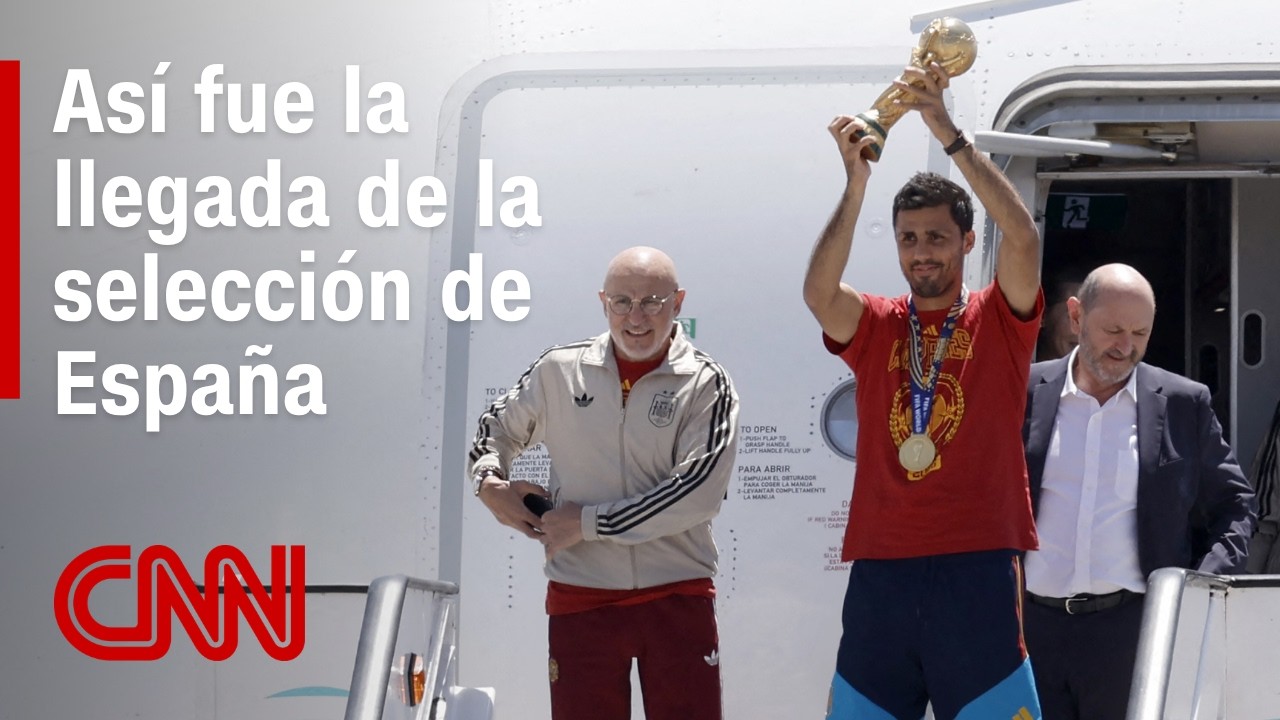 La selección de España llega con el trofeo del Mundial en sus manos